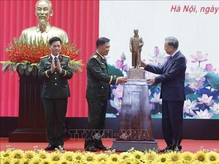 Tổng Bí thư, Chủ tịch nước Tô Lâm trao bức tượng Chủ tịch Hồ Chí Minh tặng Sư đoàn bộ binh cơ giới 308. Ảnh: Thống Nhất/TTXVN