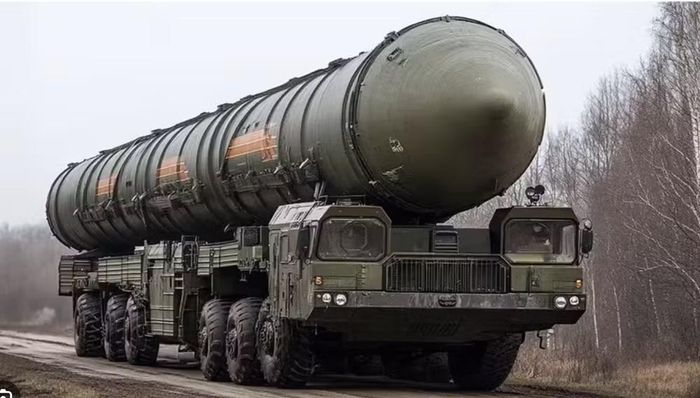 Moscow cũng có lợi ích trong việc sử dụng Belarus như một vị trí triển khai gần châu Âu. Belarus là đồng minh của Nga và có vị trí địa lý thuận lợi để tạo sức ép lên NATO. Việc đưa Oreshnik tới đây vì vậy mang cả ý nghĩa quân sự lẫn chính trị.