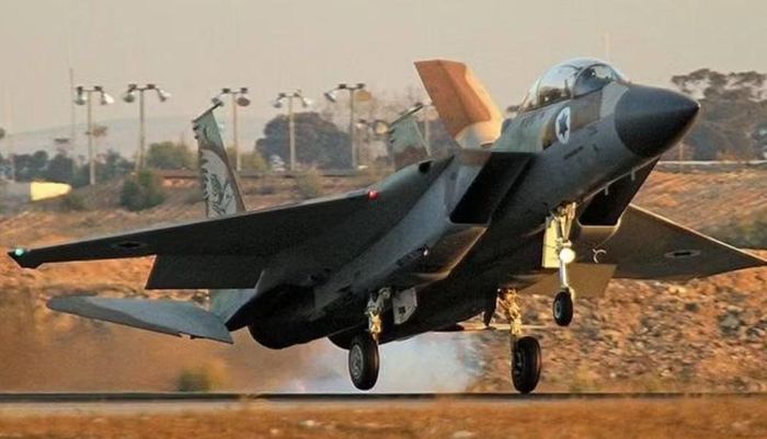 Tổ chức Giám sát Nhân quyền Syria, có trụ sở tại Anh, cho biết vụ không kích xảy ra sau khi một phái đoàn quốc phòng Thổ Nhĩ Kỳ tới căn cứ trong những ngày gần đây.