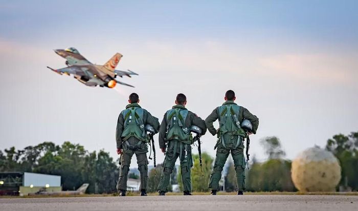 Trước đó, đài truyền hình nhà nước Syria đưa tin Israel không kích căn cứ Abu al-Duhur, nhắm vào đường băng của cơ sở. Vụ tấn công gây thiệt hại cho hạ tầng căn cứ nhưng không ghi nhận thương vong.