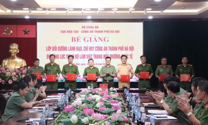 Thiếu tướng Nguyễn Ngọc Quyền, Phó Bí thư Đảng ủy, Phó Giám đốc CATP trao chứng chỉ cho các học viên