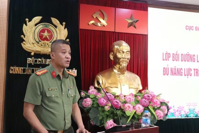 Thượng tá Nguyễn Văn Hoàng, Phó Trưởng phòng 1, Cục Đào tạo – Bộ Công an công bố quyết định cấp chứng chỉ cho các học viên