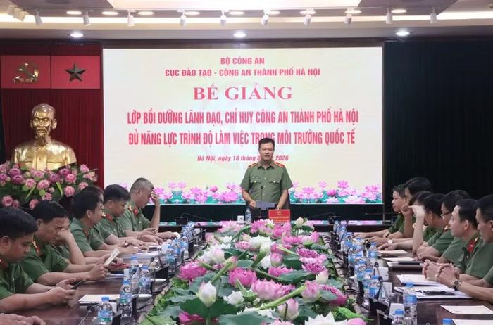 Thiếu tướng Nguyễn Ngọc Quyền, Phó Bí thư Đảng ủy, Phó Giám đốc CATP phát biểu tại Lễ bế giảng