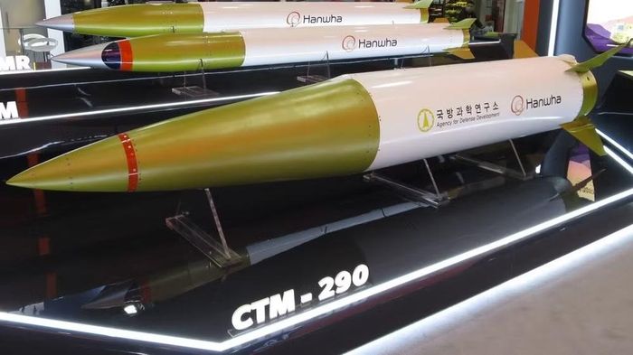 Theo Thiếu tướng Potszuski, hiện nay Lực lượng vũ trang Ba Lan có thể tấn công các mục tiêu trên mặt đất ở cự ly 300 km bằng tên lửa ATACMS của Mỹ và CTM-290 do Hàn Quốc chế tạo.