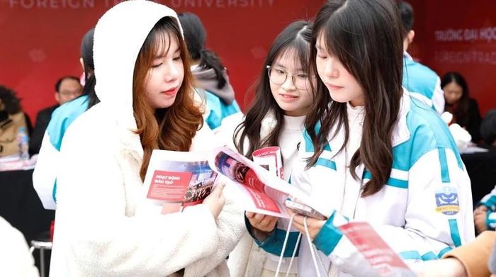 Thí sinh tìm hiểu thông tin về ngành học năm 2026. Ảnh: Lan Anh