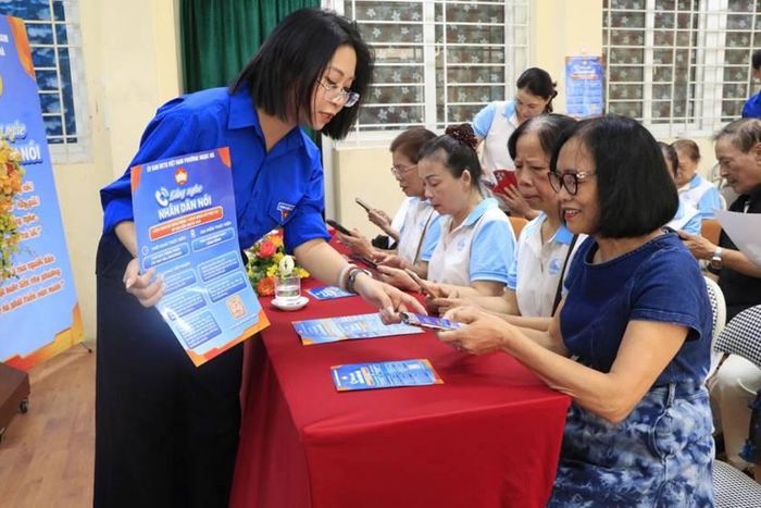 Đoàn thanh niên phường Ngọc Hà (TP Hà Nội) phổ biến tới người dân về mô hình “Lắng nghe Nhân dân nói”.