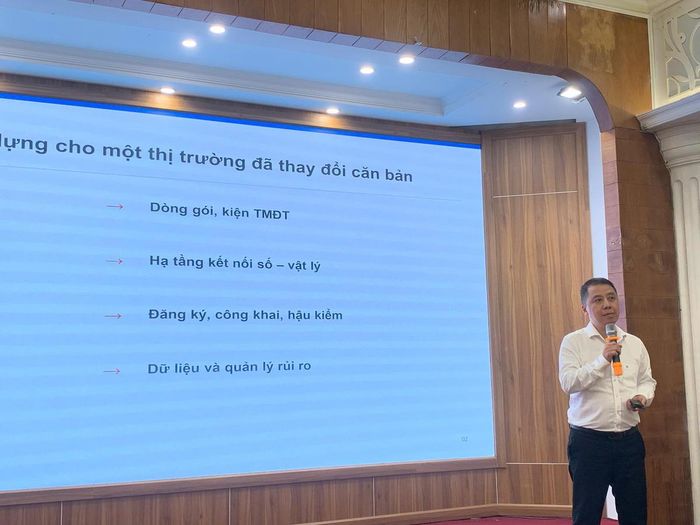 Ông Lã Hoàng Trung, Vụ trưởng Vụ Bưu chính, Bộ KHCN chia sẻ về Dự án Luật Bưu chính (sửa đổi) tại hội nghị.