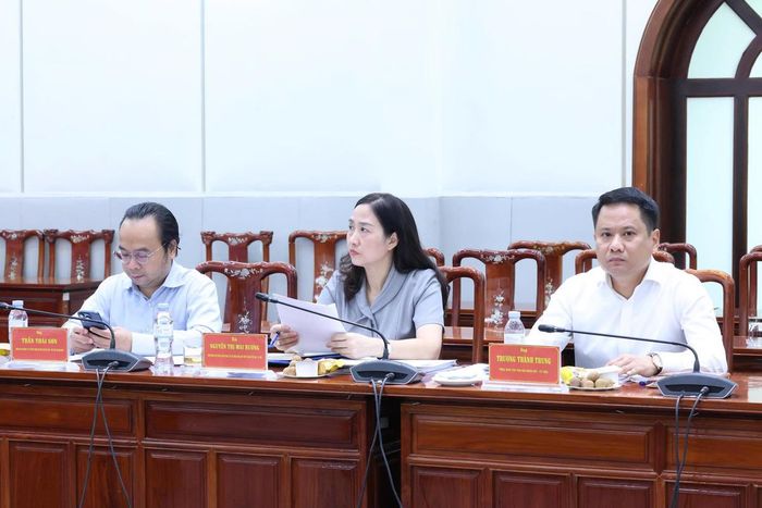 Nhà báo Trương Thành Trung – Tổng Biên tập báo Đại đoàn kết cùng các thành viên Hội đồng Sơ khảo tham dự cuộc họp.