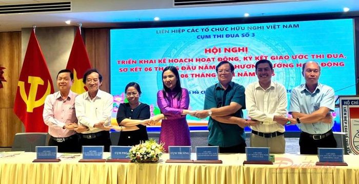 Đại diện của 9 tỉnh, thành phố ký Giao ước thi đua năm 2026. Ảnh: Trần Trung Hiếu.