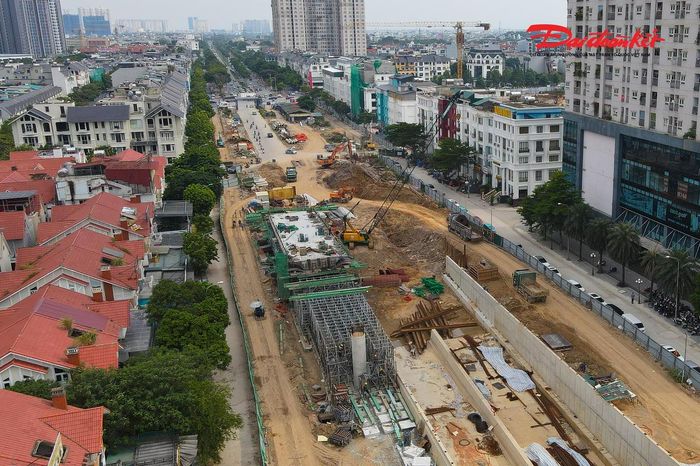 Hạng mục đáng chú ý nhất của dự án là hầm chui trực thông theo hướng đường Hoàng Tùng đi Quốc lộ 32. Hầm được xây dựng theo tim tuyến đường Hoàng Tùng, quy mô 4 làn xe, tổng chiều dài khoảng 975m. Trong đó, đoạn hầm kín nằm dưới Đại lộ Thăng Long dài khoảng 150m, hai phía là các đoạn hầm hở và đường dẫn kết nối với hệ thống đường hiện hữu.