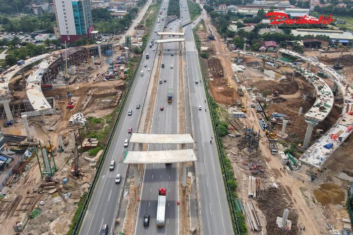 Nhiều trụ cầu lớn đã được dựng tại các vị trí giao cắt với đường hiện hữu. Một số nhịp cầu đã hình thành, trong khi các đơn vị tiếp tục thi công những phần còn lại của hệ thống cầu.