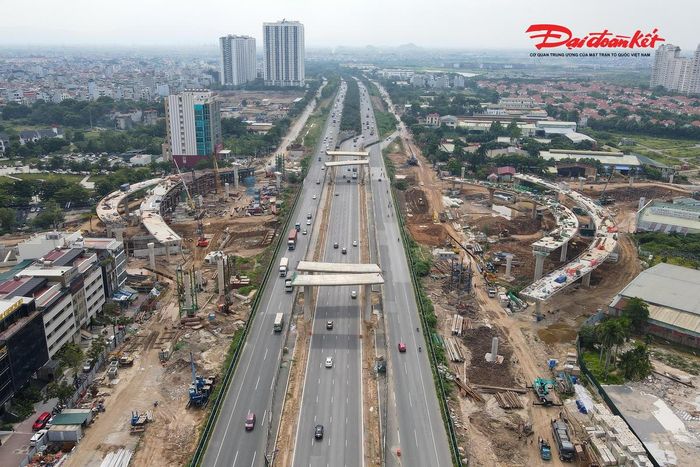 Theo ghi nhận của PV Báo Đại đoàn kết giữa tháng 8/2026, công trường đang được triển khai tại nhiều vị trí. Các hạng mục hầm chui, cầu nhánh, đường dẫn và hệ thống thoát nước được thi công đồng thời.