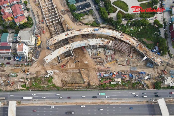 Cùng với hầm chui, 4 nhánh cầu dạng tuabin đang được triển khai tại khu vực nút giao. Theo thiết kế, hệ thống 4 nhánh cầu sử dụng kết cấu dầm bản bê tông cốt thép dự ứng lực, tổng chiều dài khoảng 2.357m, rộng 8,8m, mỗi nhánh bố trí 2 làn xe.