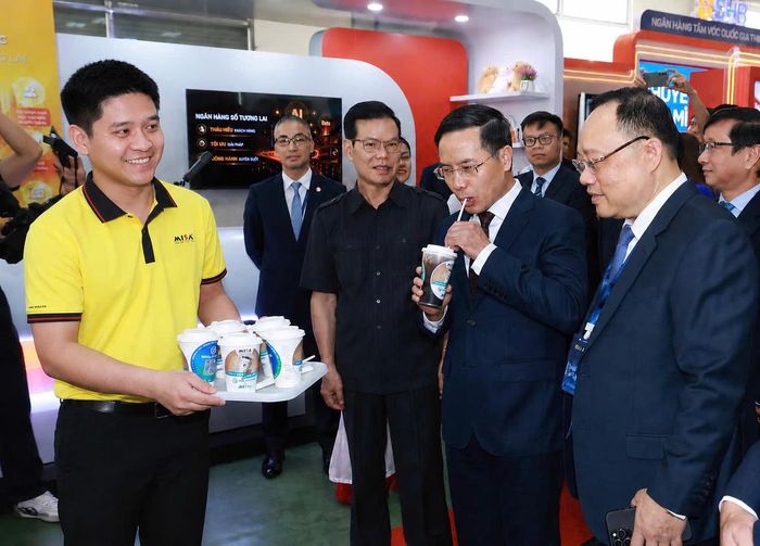 Thống đốc Ngân hàng Nhà nước Phạm Đức Ấn đã trải nghiệm trực tiếp Robot Café tích hợp phần mềm vận hành F&B MISA CukCuk và giải pháp thanh toán tự động JetPay Bankhub.