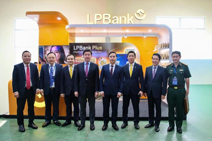 Ông Vũ Quốc Khánh - Tổng Giám đóc LPBank đón đoàn đại biểu: Thống đốc Ngân hàng nhà nước Phạm Đức Ấn, ông Bùi Hoàng Phương - Thứ trưởng Bộ Khoa học và Công nghệ, ông Nguyễn Hoàng Long- Thứ trưởng Bộ Ngoại giao cùng lãnh đạo các cơ quan ban ngành thăm quan gian hàng LPB