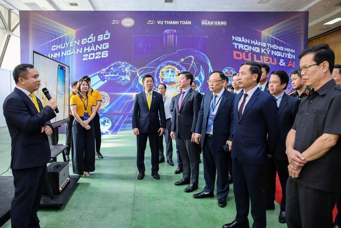 Thống đốc NHNN Phạm Đức Ấn tham quan gian hàng ngân hàng LPB.