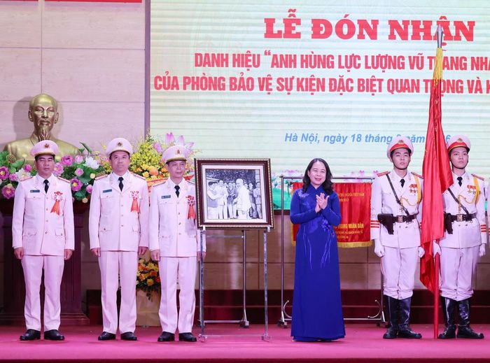 Phó Chủ tịch nước Võ Thị Ánh Xuân trao bức tranh "Bác Hồ và các cán bộ, chiến sỹ cảnh vệ" tặng Phòng Bảo vệ sự kiện đặc biệt quan trọng và khách quốc tế, Bộ Tư lệnh Cảnh vệ, Bộ Công an. Ảnh: Quang Phúc