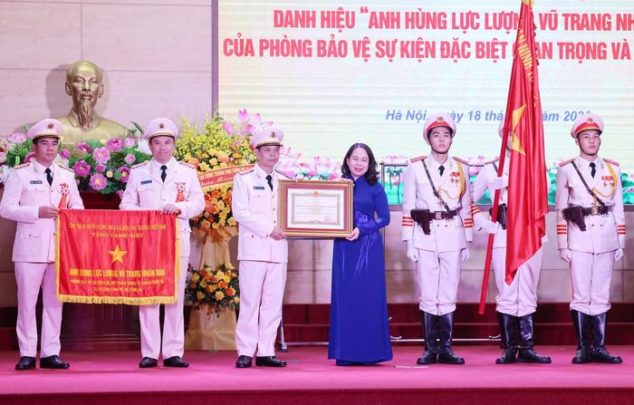 Phó Chủ tịch nước Võ Thị Ánh Xuân trao danh hiệu Anh hùng lực lượng vũ trang nhân dân cho Phòng Bảo vệ sự kiện đặc biệt quan trọng và khách quốc tế. Ảnh: Quang Vinh