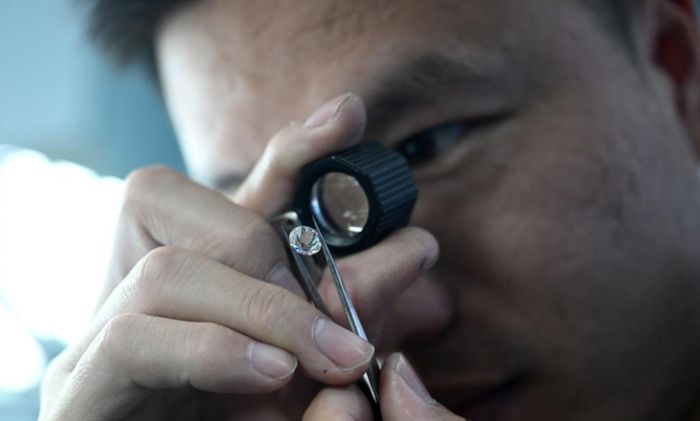  Một nhóm các nhà nghiên cứu Trung Quốc đã tìm ra cách tăng độ bền mà không làm giảm độ cứng của kim cương. Ảnh: Tân Hoa Xã. 