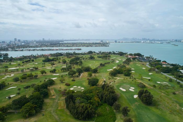  Câu lạc bộ đồng quê gần trăm năm tuổi này có sân golf riêng, nhà câu lạc bộ được thiết kế theo kiểu biệt thự Địa Trung Hải và hồ bơi với tầm nhìn ra đường chân trời Miami. Ảnh: Shutterstock. 