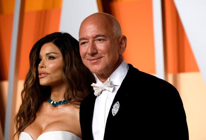  Dù là những tỷ phú nổi tiếng thế giới, Jeff Bezos cùng vợ Lauren Sánchez Bezos vẫn chưa trở thành thành viên của CLB tư nhân ở Miami. Ảnh: Reuters. 