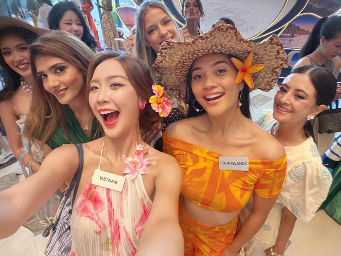 Những ngày qua, Bảo Ngọc cùng 110 thí sinh khác đang tham gia các hoạt động trong khuôn khổ Miss World - Hoa hậu Thế giới lần thứ 73. Những ngày này, họ thực hiện chuỗi hoạt động bên lề ở Hải Phòng, bao gồm việc trồng cây tại rừng ngập mặn Đồi Rồng. Ngoài ra, các người đẹp còn trải nghiệm lội bùn, mò cua bắt ốc, chèo kayak, dạo chơi biển…