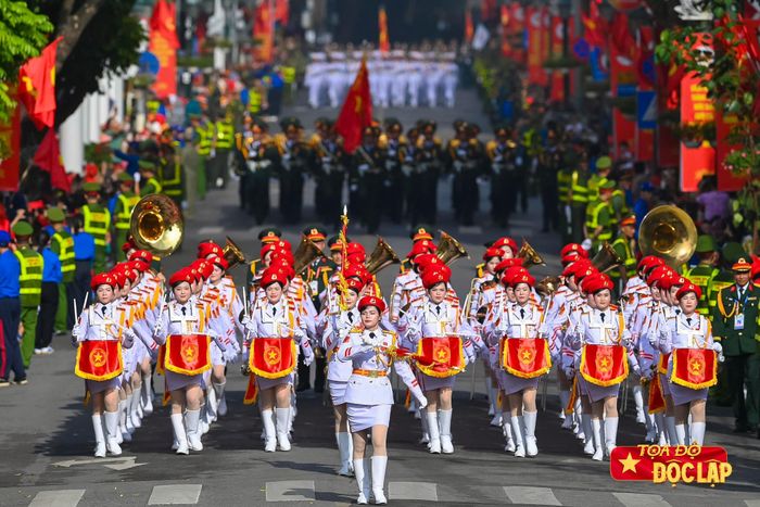 Các khối diễu binh, diễu hành đi trong tiếng hò reo, cổ vũ của người dân, ngày 2/9/2025. Ảnh: Việt Linh.