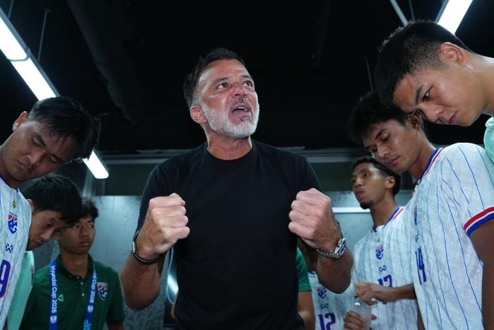 HLV Anthony Hudson đang là "ngôi sao" của tuyển Thái Lan. 