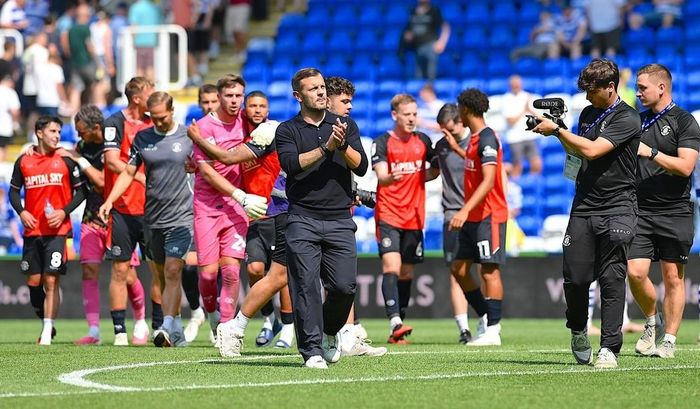  Wilshere giúp Luton giành trọn 3 điểm ngày khai màn League One. 