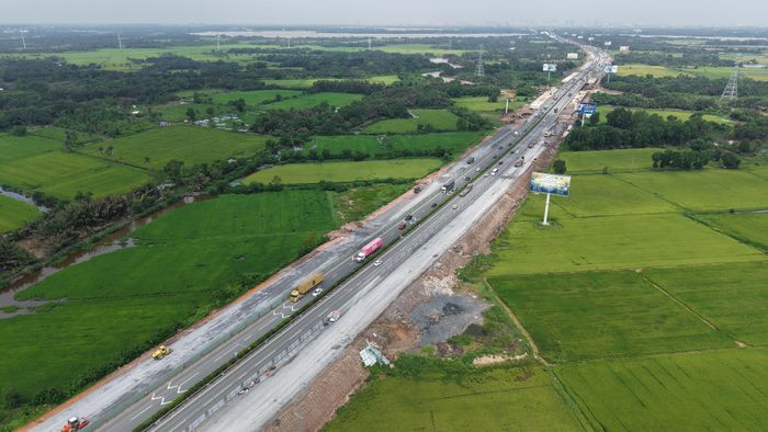 Một góc cao tốc TP.HCM - Long Thành đang được nâng cấp mở rộng. Ảnh: Phước Tuấn.