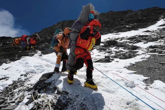  Ngima Tashi Sherpa cõng nhà leo núi người Malaysia trong một cuộc giải cứu từ phía trên Trại nền Bốn (ECB 4) trên đỉnh Everest, ngày 18/5/2023. Ảnh: Reuters.