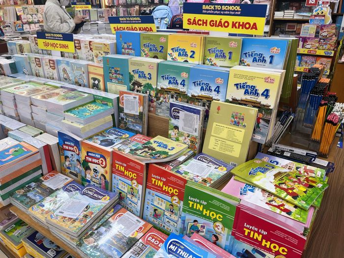 Nhà sách trên đường Trần Hưng Đạo hiện chỉ bán lẻ SGK, không bán cả bộ. Ảnh: Thái An.
