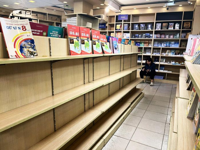 “Em ơi sách giáo khoa không có đủ bộ hả, khi nào hàng về thêm vậy?”