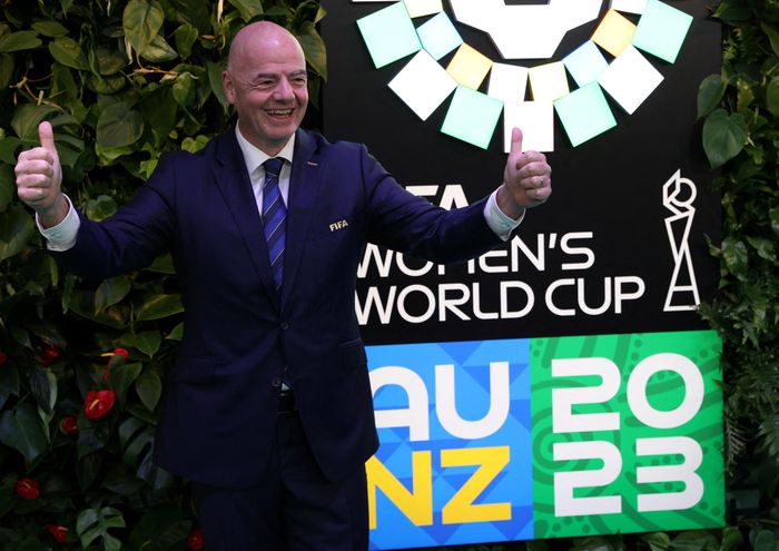  Tranh cãi tập trung vào giai đoạn 2016-2019, khi FIFA không tính ba năm đầu Infantino nắm quyền là một nhiệm kỳ đầy đủ. 