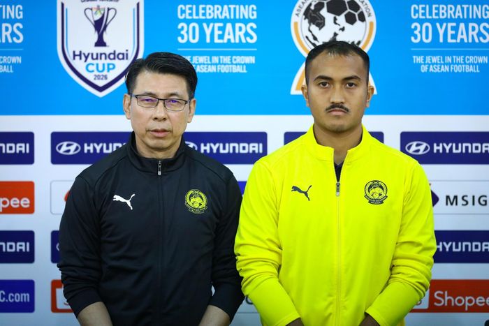  Ông Tan và trung vệ Aysar Hadi (phải) đương nhiên không thể vui vẻ khi đội bóng của họ đang bị dẫn 0-2 trước trận bán kết lượt về. Ảnh: Minh Chiến. 