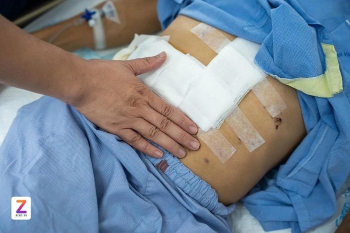 Bệnh nhân điều trị viêm gan tại Bệnh viện Bệnh Nhiệt đới Trung ương. Ảnh: Đinh Hà.
