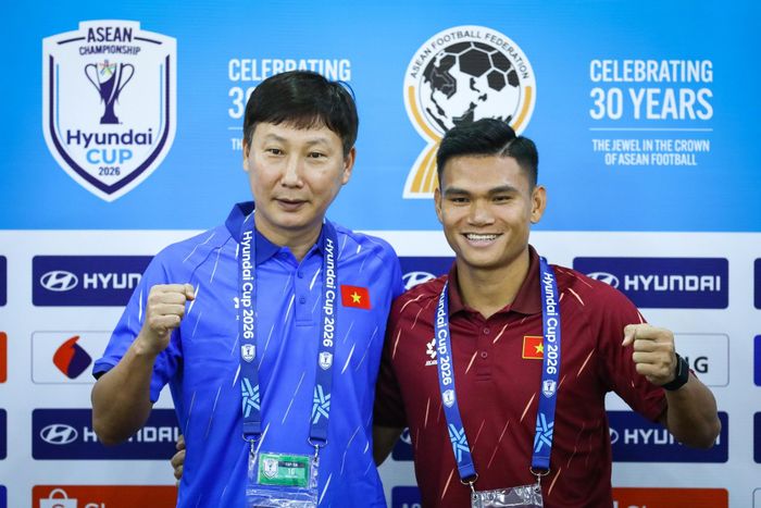  Phạm Xuân Mạnh (phải) và HLV Kim đầy tự tin khi tuyển Việt Nam đang dẫn 2-0 sau bán kết lượt đi. Ảnh: Minh Chiến. 