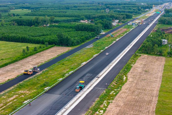 Phần tuyến chính cao tốc dài 5 km (từ điểm đầu đến nút giao 25B) của dự án Vành đai 3 TP.HCM đã thông xe kỹ thuật từ ngày 19/12/2025. Hiện tại, nhà thầu đang thi công thảm lớp bê tông nhựa cuối cùng.