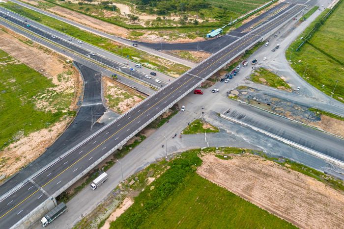 Cầu vượt ĐT25B qua Vành đai 3 cũng đã thi công hoàn thành, các lối ra vào đã được cấp phối đá dăm chờ thảm nhựa.
