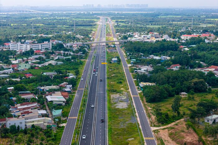 Tuyến song hành hai bên Vành đai 3 TP.HCM đoạn từ cầu vượt DT25B về cầu Nhơn Trạch cũng đã hoàn thành phần lớn khối lượng thi công.