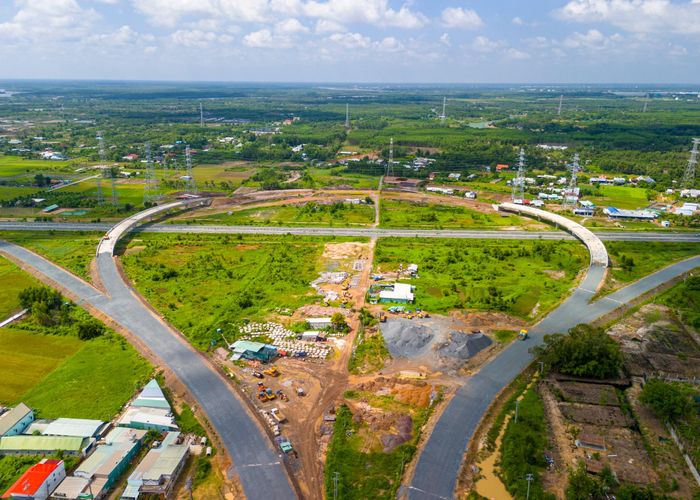 Tại nút giao Vĩnh Thanh nối dự án với cao tốc Bến Lức - Long Thành (xã Phước An), đơn vị thi công đang thực hiện hạng mục cấp phối đá dăm các lối ra vào với cao tốc Bến Lức - Long Thành.