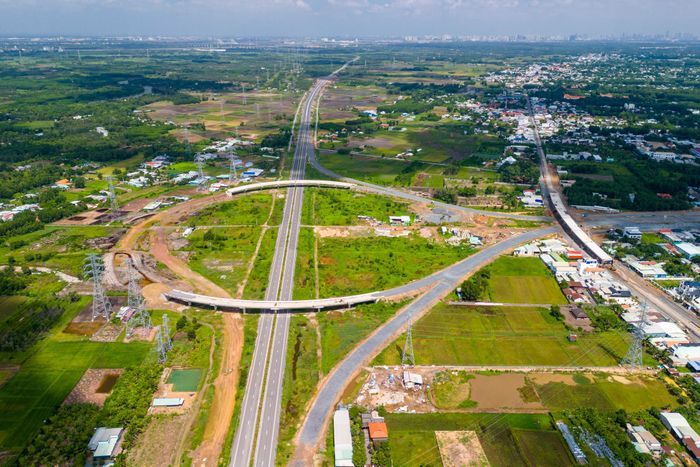 Dự án thành phần 3 (đoạn qua Đồng Nai) thuộc dự án Vành đai 3 TP.HCM có chiều dài hơn 11 km, tổng mức đầu tư 2.584 tỷ đồng. Trong ảnh là điểm đầu của dự án giao với cao tốc Bến Lức - Long Thành, điểm cuối giao với Mố B thuộc cầu Nhơn Trạch.
