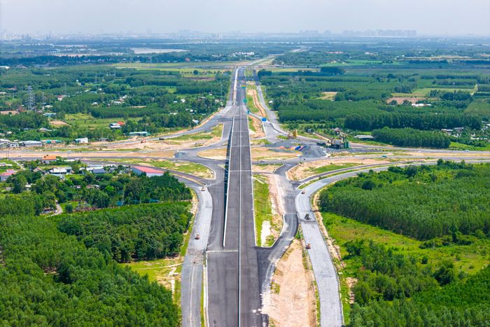Cầu vượt qua tuyến đường tỉnh 25C đã được thảm nhựa, lắp đặt khe co giãn, dải phân cách...