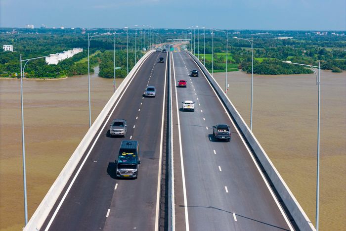 Cây cầu dài gần 2,6 km, rộng khoảng 20,5 m, gồm 4 làn xe cơ giới và 2 làn hỗn hợp, thiết kế vận tốc 80 km/h, tĩnh không thông thuyền 30,5 m.