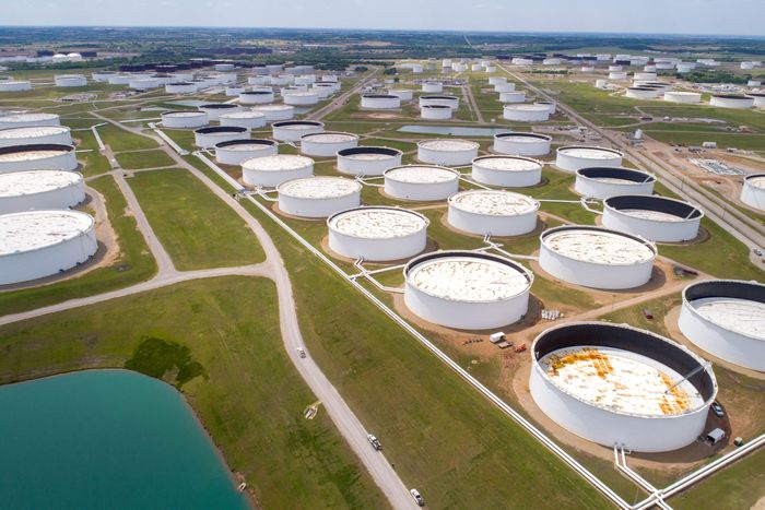 Các bể chứa dầu thô tại kho dầu Cushing ở bang Oklahoma (Mỹ). Ảnh: Reuters.