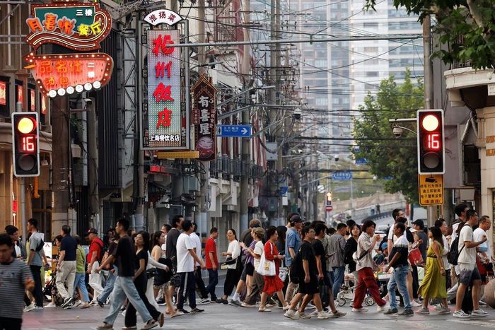 Kinh tế Trung Quốc giảm tốc khi sản xuất công nghiệp, bán lẻ và đầu tư cùng suy yếu. Ảnh: Reuters.