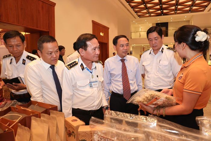 Ông Trần Phú Cường, Chi cục trưởng Chi cục Chăn nuôi và Thú y TP.HCM (đứng giữa) nghe doanh nghiệp trình bày về biện pháp truy xuất nguồn gốc thực phẩm. Ảnh: BTC.
