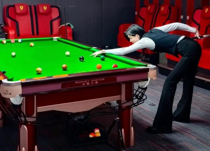 Tay cơ sinh năm 2007 từng vào tứ kết Huacai World Open và giành ngôi á quân tại một giải Chinese 8-ball nữ trong năm nay.