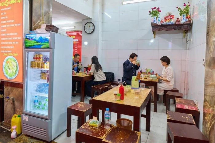 Tổng thống Hàn Quốc và phu nhân ăn phở, cơm rang dưa bò tại phố cổ Hà Nội hồi tháng 4. Ảnh: @2_jaemyung/Instagram.