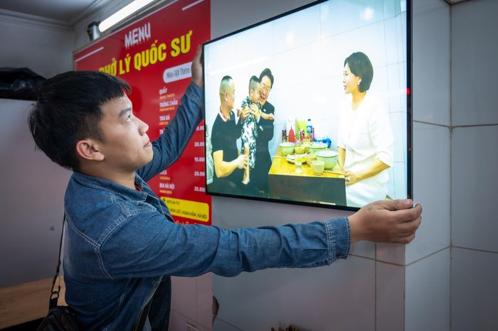 Du khách trong và ngoài nước tìm đến quán phở Tổng thống Hàn Quốc và phu nhân từng thưởng thức hồi tháng 4. Ảnh: Đinh Hà.